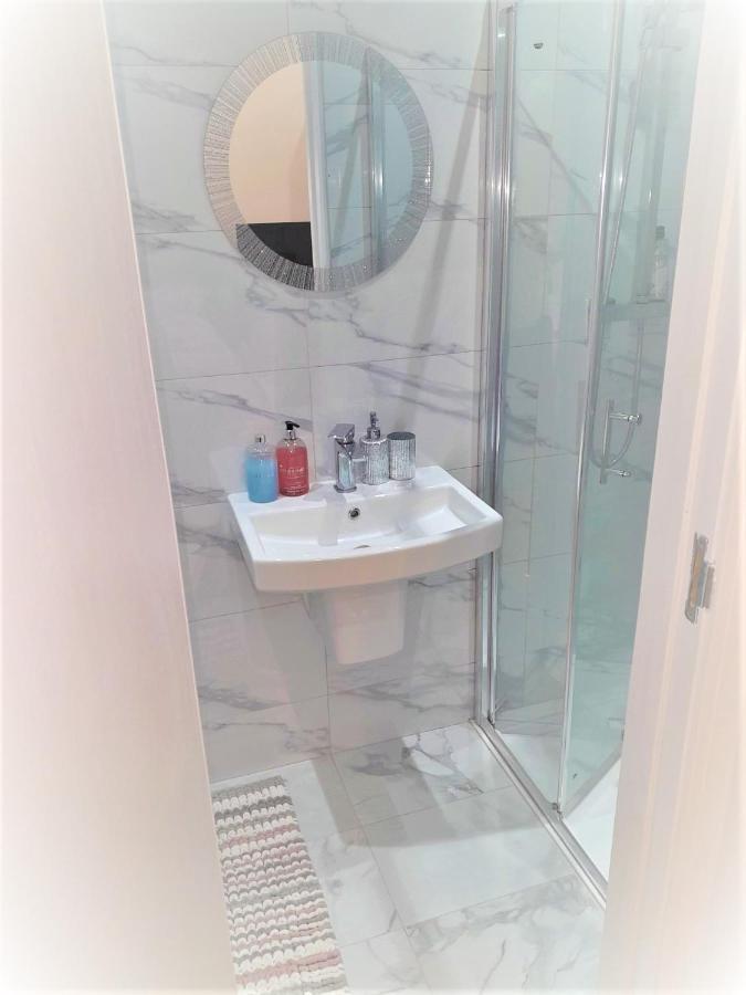 Grand Bleu - London - Next To Piccadilly Line Tube Station & Brand New Facilities Hotel Exterior foto