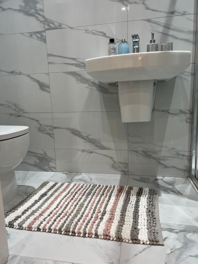 Grand Bleu - London - Next To Piccadilly Line Tube Station & Brand New Facilities Hotel Exterior foto