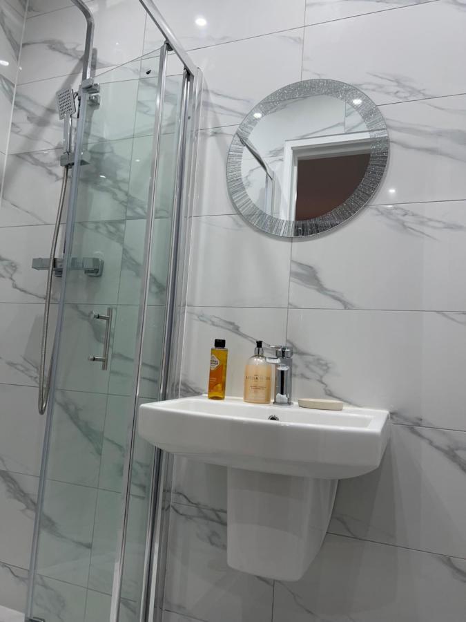Grand Bleu - London - Next To Piccadilly Line Tube Station & Brand New Facilities Hotel Exterior foto