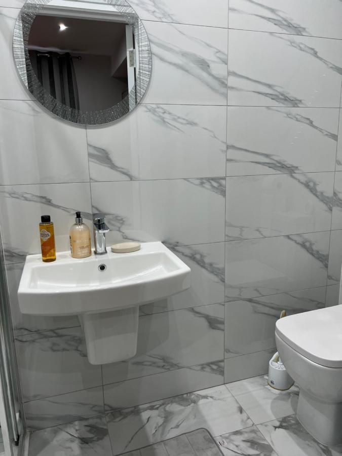 Grand Bleu - London - Next To Piccadilly Line Tube Station & Brand New Facilities Hotel Exterior foto