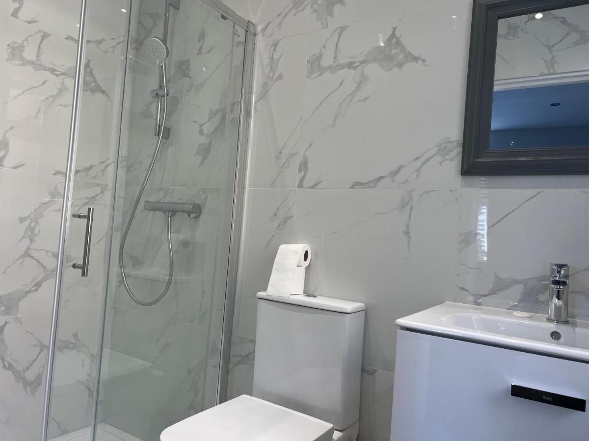 Grand Bleu - London - Next To Piccadilly Line Tube Station & Brand New Facilities Hotel Exterior foto